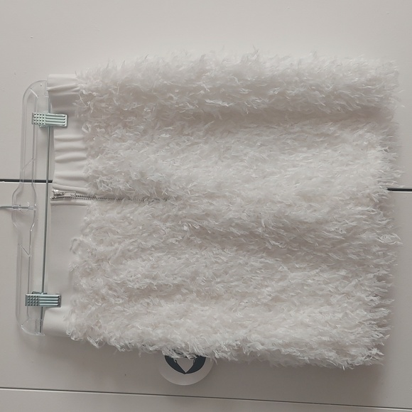 Capsulle White Feathered Mini Skirt with Exposed Silver Zipper Size Large NWT - Picture 9 of 16